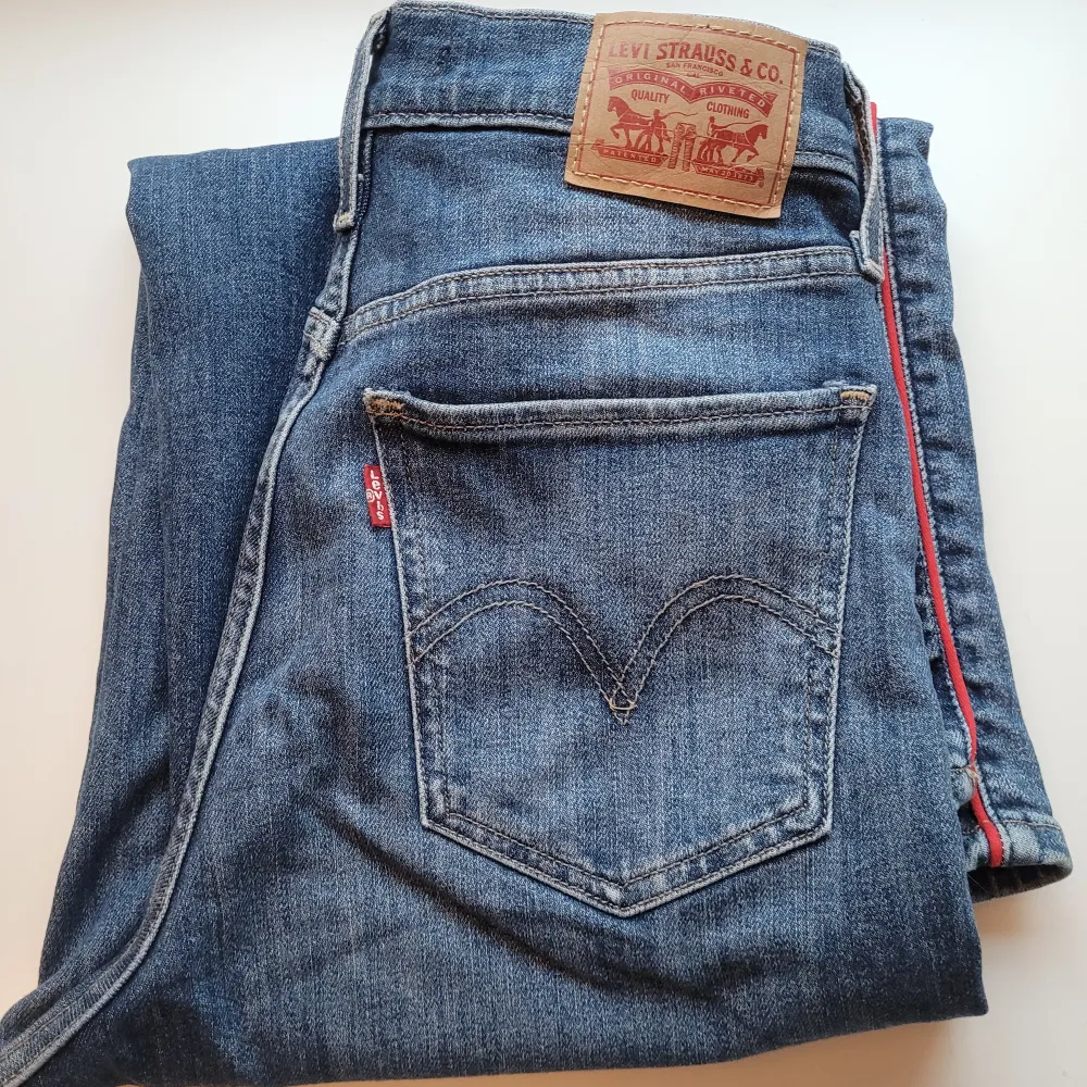 Snygga mörkblåa jeans med röd detalj på sidorna. Innebenslängd är 61 cm. Bra skick🤩. Jeans & Byxor.