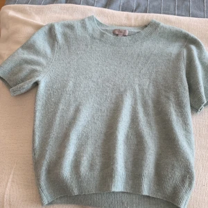 Stickad tröja  - Säljer denna super mysiga/söta mintgröna tröja från H&M då den inte kommer till användning längre. Jätte fin nu till sommaren! Inga defekter och precis som nyskick💓