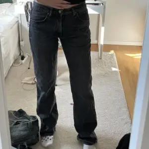 Bootcut jeans från zara i midwaist. Köpta för 1 år sedan men fortsatt fint skick💞