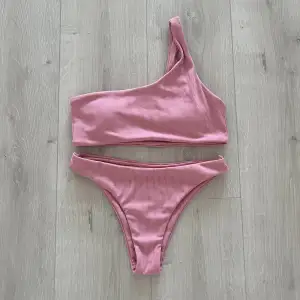 Rosa bikini från SHEIN, väldigt fin färg och ej använd