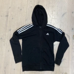 Adidas zip-up hoodie - Fin Adidas-hoodie med dragkedja. Svart. Storlek 152 cm, 11-12 år.