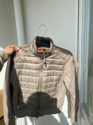 Jacka  - Säljer min fina jacka som är köpt på Johnells, kvitto finns.  Jackan är använt väldigt väldigt lite Max 2-3 gånger. Den behöver kemtvättas då det finns 2 små fläckar på jackan.   Köpt för 2800 säljer för 1200. Storlek S/36