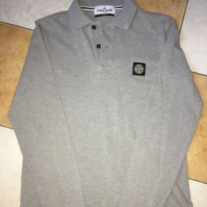 Stone island - Säljer min Stone Island tröja, Långärmad piké då jag växt ur den och kan alltså inte ha den längre, köpte den för nypris ca 1800.  Pris går att förhandla 