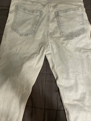 Jeans - Mid waist  Säljer dessa då de e för tajta för mig 