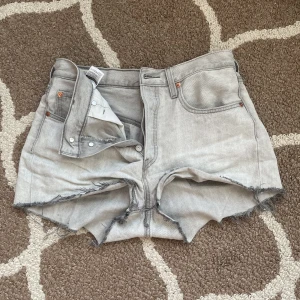 Levis jeansshorts - Säljer nu dessa levis shorts köpta förra sommaren, endast använda ett fåtal ggr. De är i storlek 28 och passar runt en M 