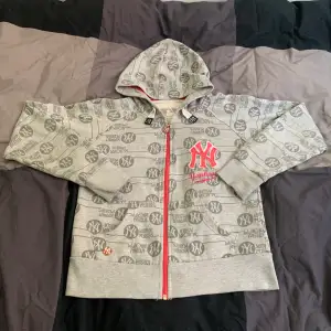 En fet vintage New tork yankees zip Hoodie. Den är i bra skick inga skador. Den är 45 cm lång och 41 cm bred 