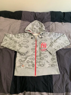 New yankees zip - En fet vintage New tork yankees zip Hoodie. Den är i bra skick inga skador. Den är 45 cm lång och 41 cm bred 