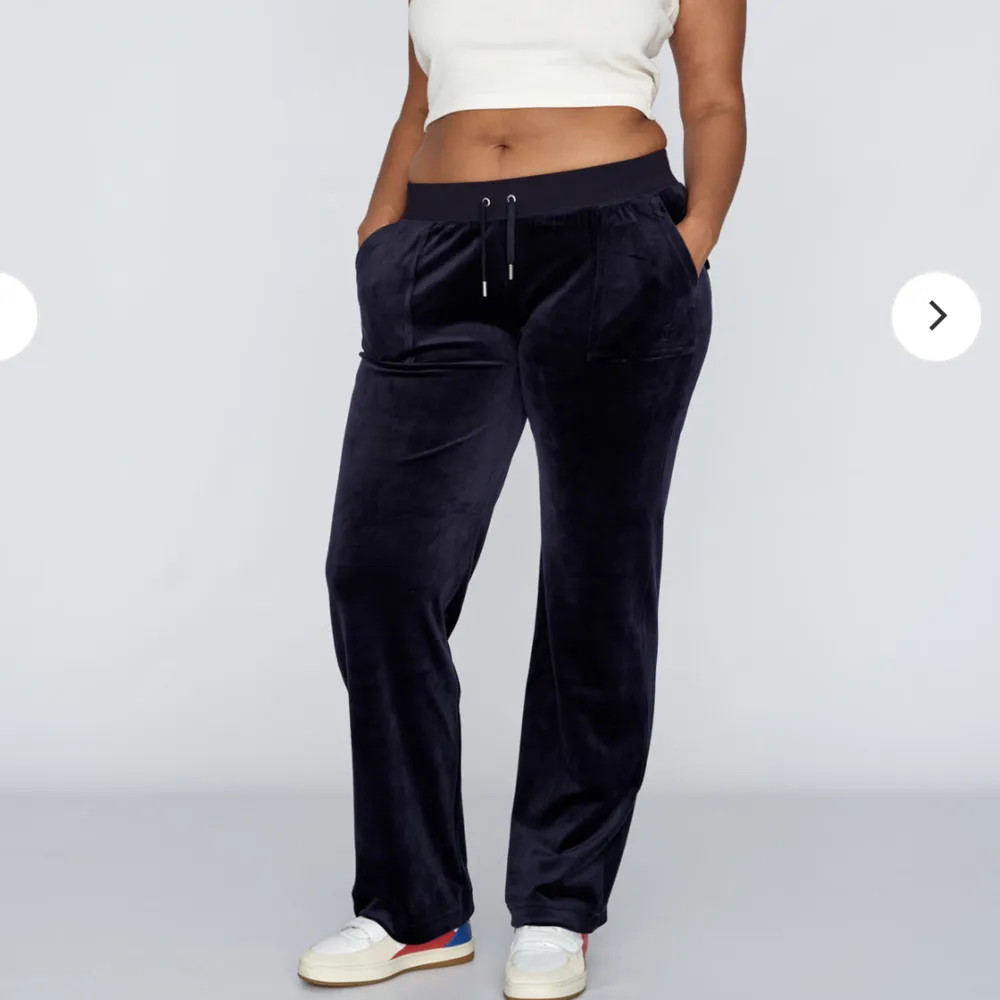 säljer mina nästan oanvända Juicy byxor då jag inte får någon användning av de💞💞  pris kan diskuteras vid snabb affär!!😇. Jeans & Byxor.