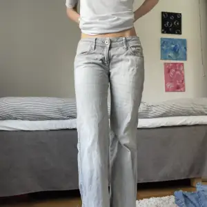 Grey low waisted trendy jeans 