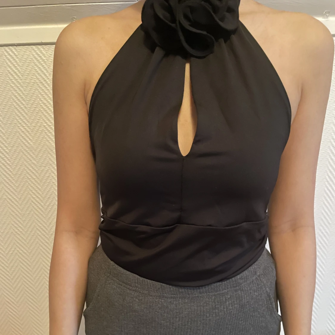 Svart body med blomdetalj. Aldrig använd, kommer mer prislappen  - 90