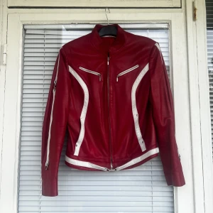 Vintage läderjacka skinnjacka leatherjacket bikerjacka motorcykeljacka läder leather jacka jacket vintage röd rödjacka red  - Superfin vintage läderjacka (äkta läder) säljes! Upplevs som en strl: M. 