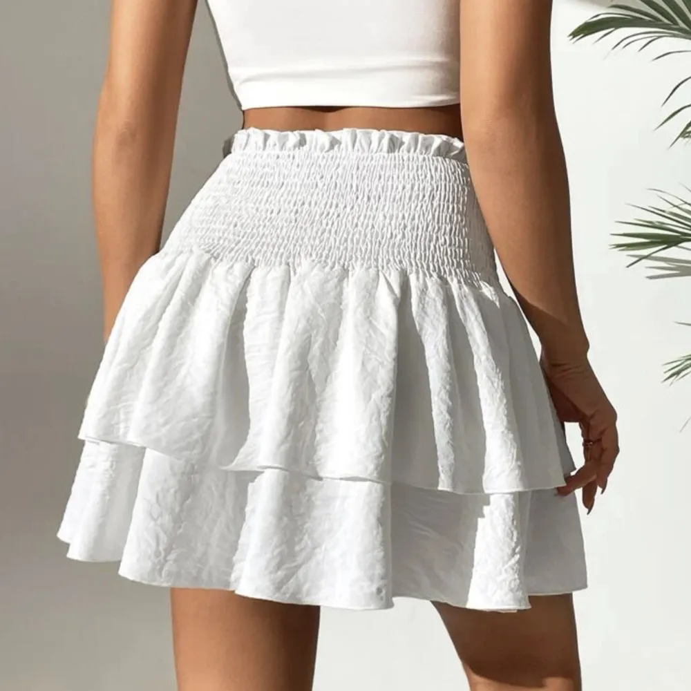Jätte fin volang/ruffel kjol som passar bra till sommaren. Den är töjbar så den  passar till flera storlekar. 60kr plus frakt 79kr.. Kjolar.