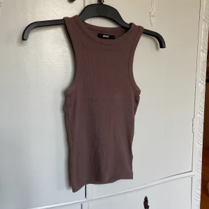 Brunt linne - Ribbat linne i en brun färg. Använt ett fåtal gånger, inga defekter 🤎