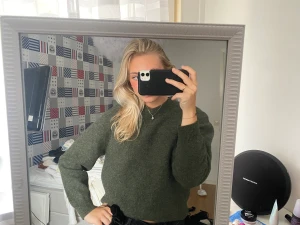 Stickad tröja  - Stickad grön tröja Superfin och i fint skick. Aldrig använd