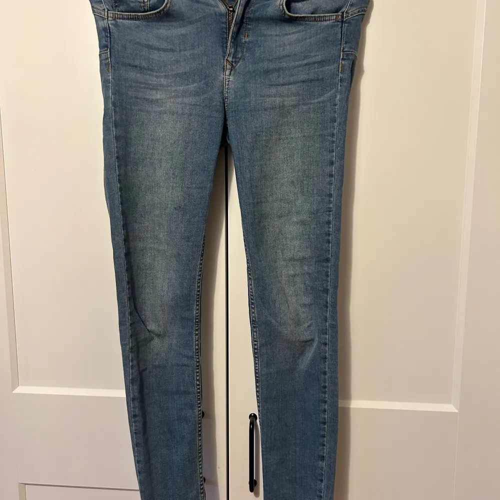 Detta är ett par jeans i bra skick (har två små smarta fläckar men de syns typ inte) som formar rumpan väldigt fint men som säljs för att de inte kommer till användning, minns inte vart de kommer ifrån . Jeans & Byxor.