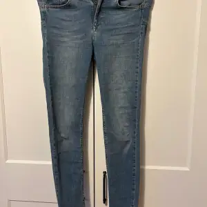 Detta är ett par jeans i bra skick (har två små smarta fläckar men de syns typ inte) som formar rumpan väldigt fint men som säljs för att de inte kommer till användning, minns inte vart de kommer ifrån 