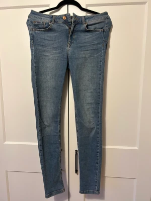 Jeans som formar rumpan  - Detta är ett par jeans i bra skick (har två små smarta fläckar men de syns typ inte) som formar rumpan väldigt fint men som säljs för att de inte kommer till användning, minns inte vart de kommer ifrån 
