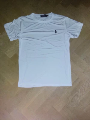 Ralph Lauren Tröja - Säljer min ralph lauren tröja. Har inte använd den alls pga fel storlek. Prisförslag i Dm.