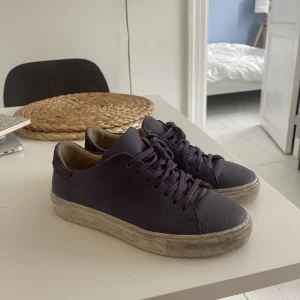 Arigato sneakers - Lila arigato sneakers. Storlek 38. Använt skick.