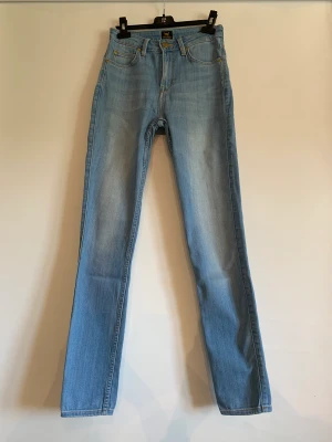 Ljusblåa Lee Jeans - Ljusblåa Jeans från Lee. Mycket bra skick! Storlek står inte men skulle säga XS. 