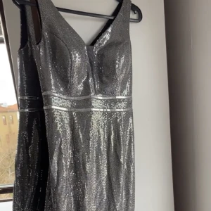 Långklänning fest - Festklänning (silver/ grå ) som har väldigt fin form och sitter så snyggt på kroppen. Passar både bal och bröllop Orginal pris: 1600kr Säger för: 700kr
