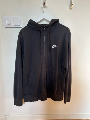 Nike zip up - Säljer den pga att den inte används mer, har haft den ett tag men den är fortfarande i felfritt skick. Skriv för fler frågor o bilder. Ny pris 750kr