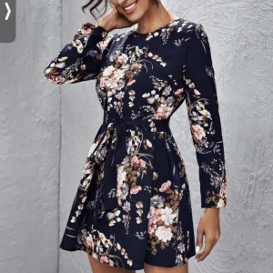 Blommig klänning - Blommig marinblå klänning, använt 1 gång 💛