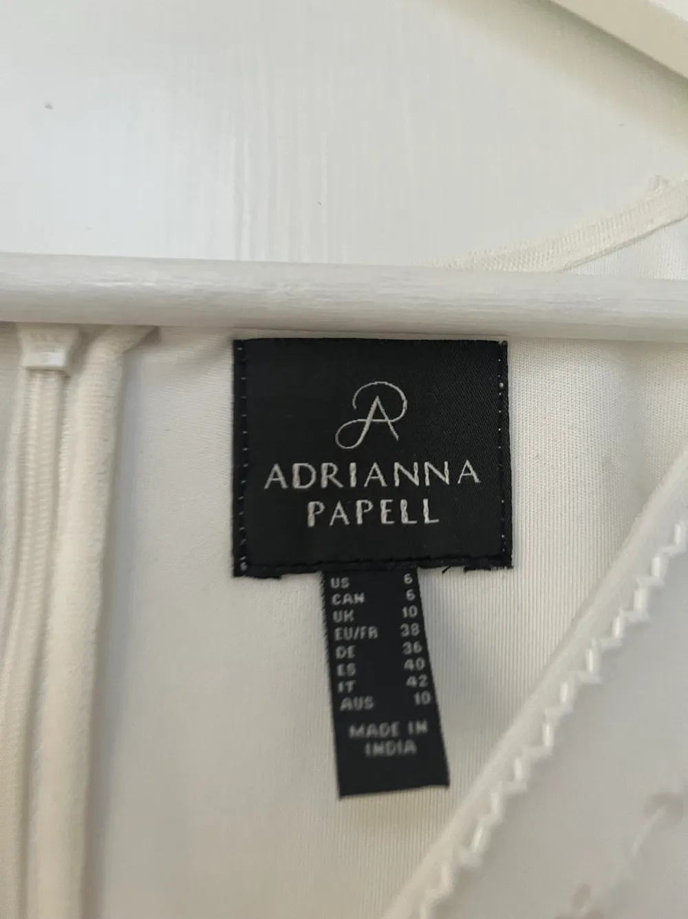 Hej!  Säljer min jättefina klänning som jag hade på min student! Från märket Adriana Papell och köpt för 2 545kr. Endast använd en gång men har tyvärr en fläck på framsidan så den behöver tvättas/kemas.. Klänningar.