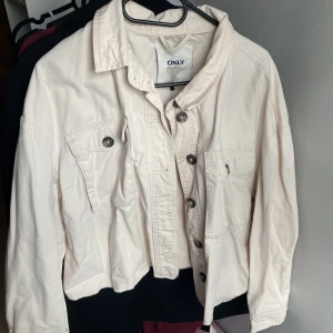 Sommarjacka - Väldogt fin jacka från only, somrig och fin. Är en 42 men den är inte så stor skulle jag säga, passar m.