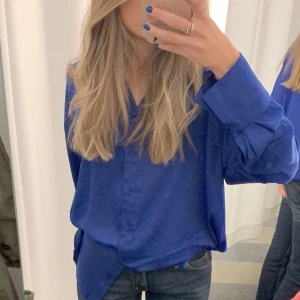 Blå skjorta satin - blå satinskjorta så fin till sommaren ❤️