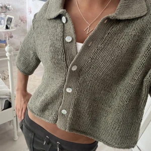 Grön kofta  - Säljer även denna gröna kofta från & other stories 