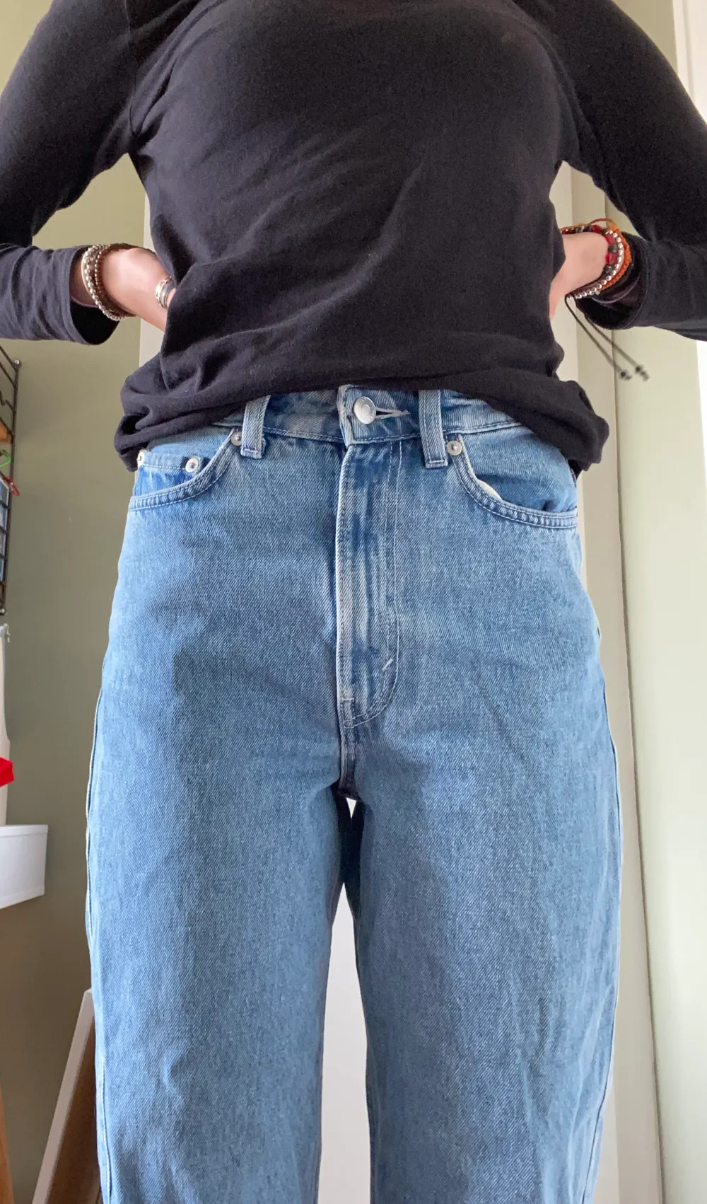Ljus blå högmidjade jeans från weekday. Modellen är rowe. Ny pris 590kr. Jeans & Byxor.