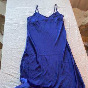 Lång sidenklänning i en vacker mörkblå färg💙 ej kommit till användning. Ny med lapp kvar
