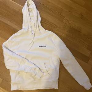 Säljer min fina Axel arigato hoodie. Skicka meddelande för fler bilder med hur den sitter på! Nypris ligger på ca 1600kr. 