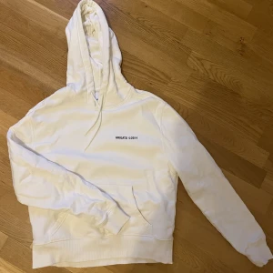 Axel arigato hoodie - Säljer min fina Axel arigato hoodie. Skicka meddelande för fler bilder med hur den sitter på! Nypris ligger på ca 1600kr. 