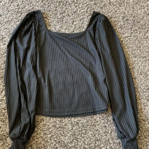 Svart långärmad  - Svart långärmad. Formar fint som en fyrkantig form upptill. 