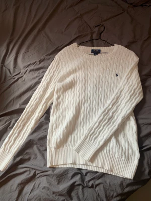 Ralph lauren tröja - Storlek XL men skulle säga att den är mer L, jag har storlek m och den är lite för stor för mig