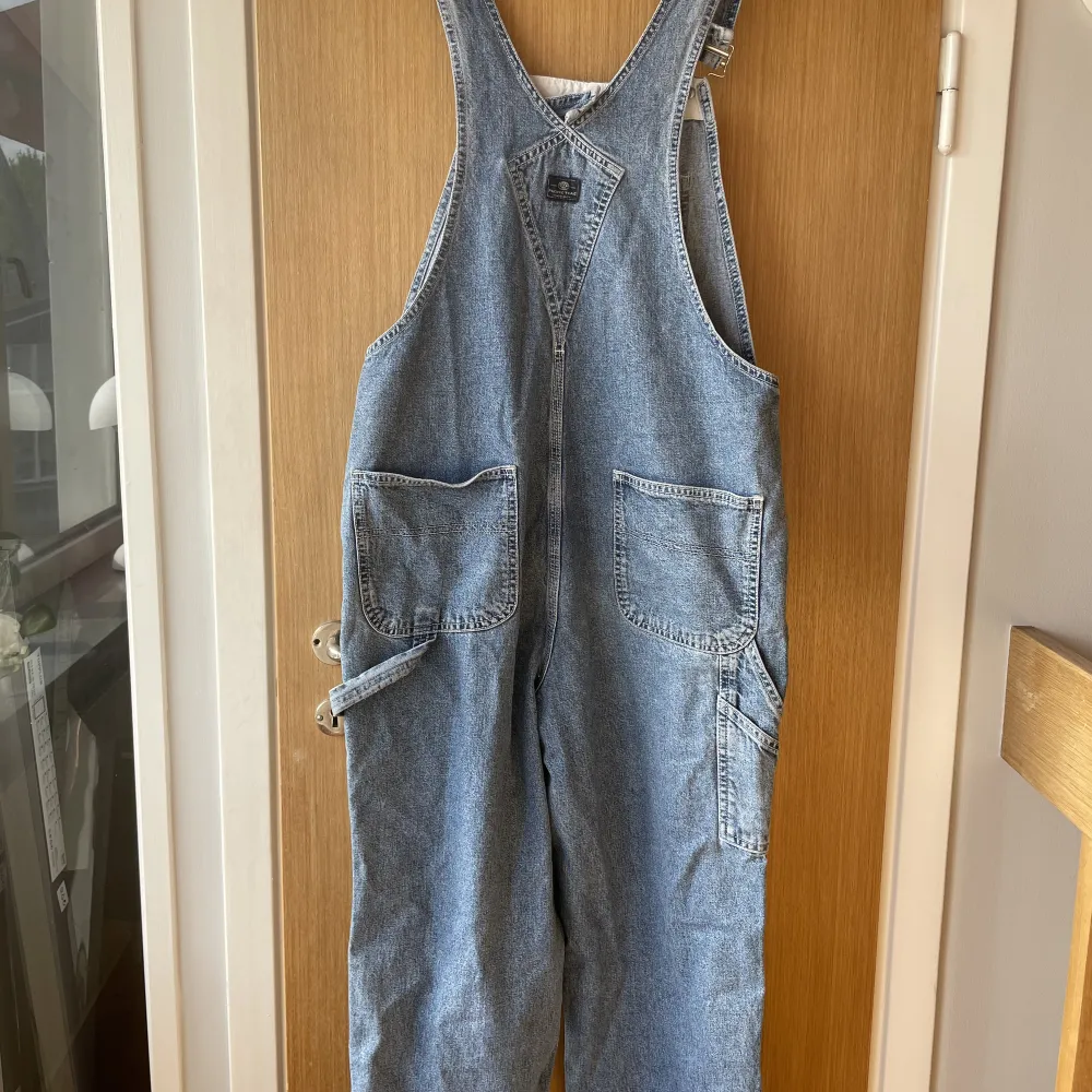 Jättefina jeans  hängsel/snickarbyxor som är i toppenskick💕köptes secondhand men har aldrig kommit till användning tyvärr💕skriv privat för fler bilder eller vid frågor!💕köptes för 600 kr💕. Jeans & Byxor.