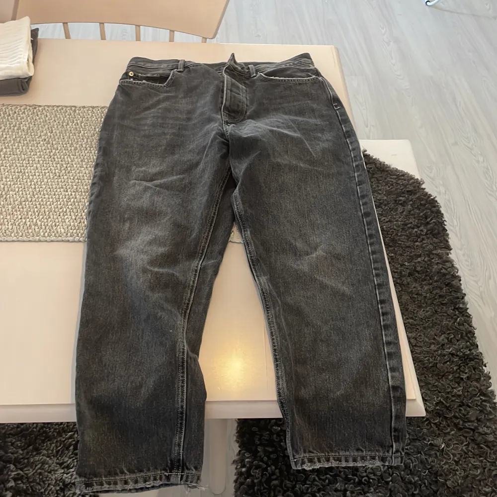 Svarta regular fit jeans från zara. Passar S . Jeans & Byxor.