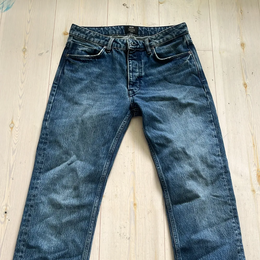 Säljer ett par nya neuw jeans ray straight. Har bara testat dom. . Jeans & Byxor.