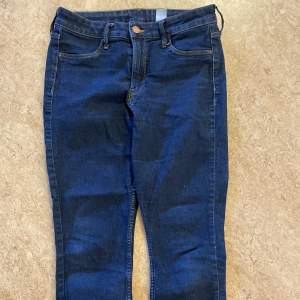 mörk denimblå jeans från h&m. Är storlek 40. säljer eftersom storleken är för stor för mig. köparen står för frakt. dm om ni har frågor🥰