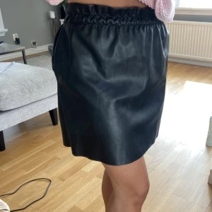 Skinnkjol - Skinnkjol med resor i midjan från Raglady. Storlek S men skulle säga att den passar både större och mindre, pga resåren i midjan. Passar även att ha som topp. 150kr