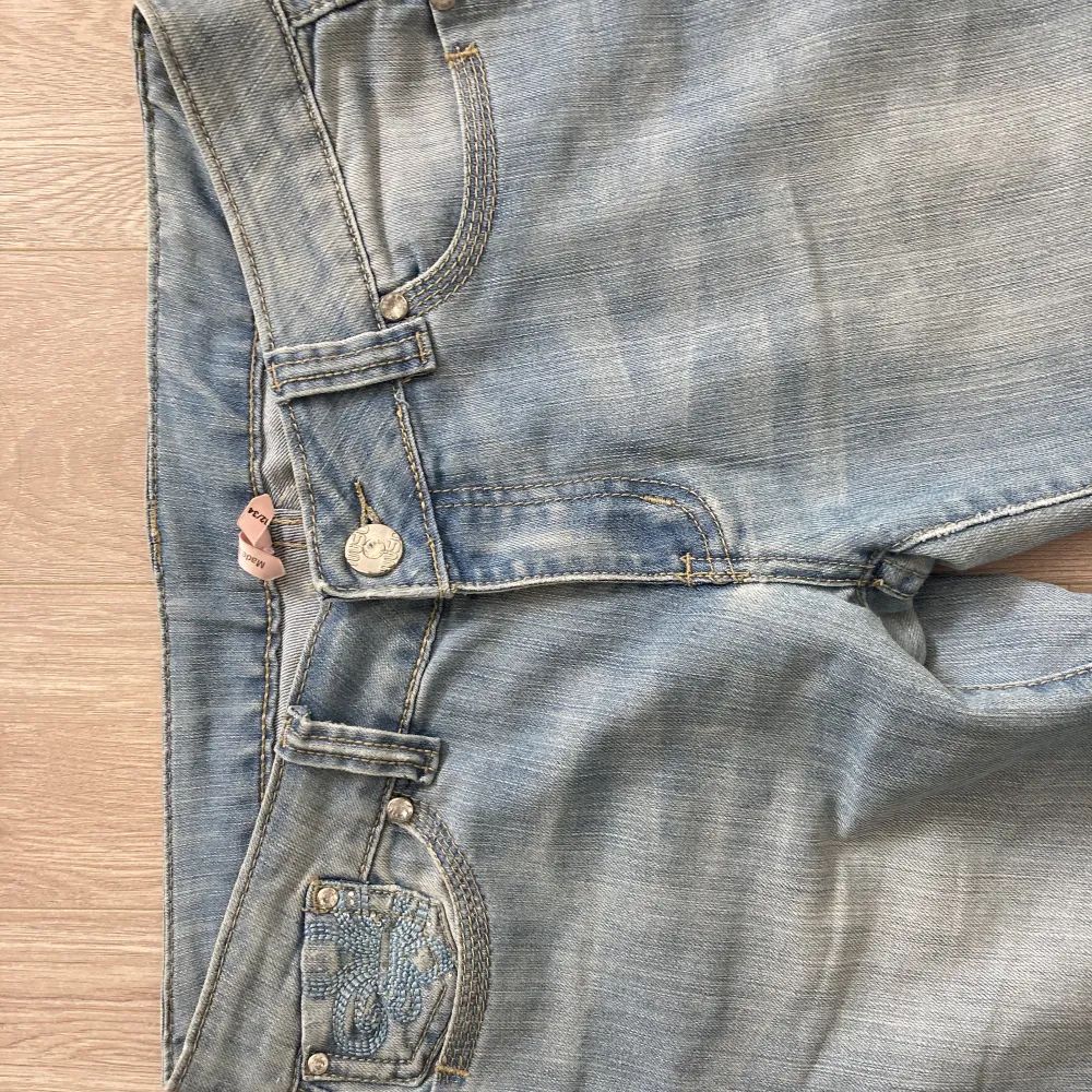 Ursnygga lågmidjade jeans med sötaste trycker på både backfickor och liten framficka. Helt nya då de var för stora och för långa för mig. Midjemått: 41 längd: 101 innerbenslängd: 80. Jeans & Byxor.