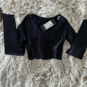 Träningstopp svart - Toppen är helt oanvänd då jag fick fel storlek av en kompis.