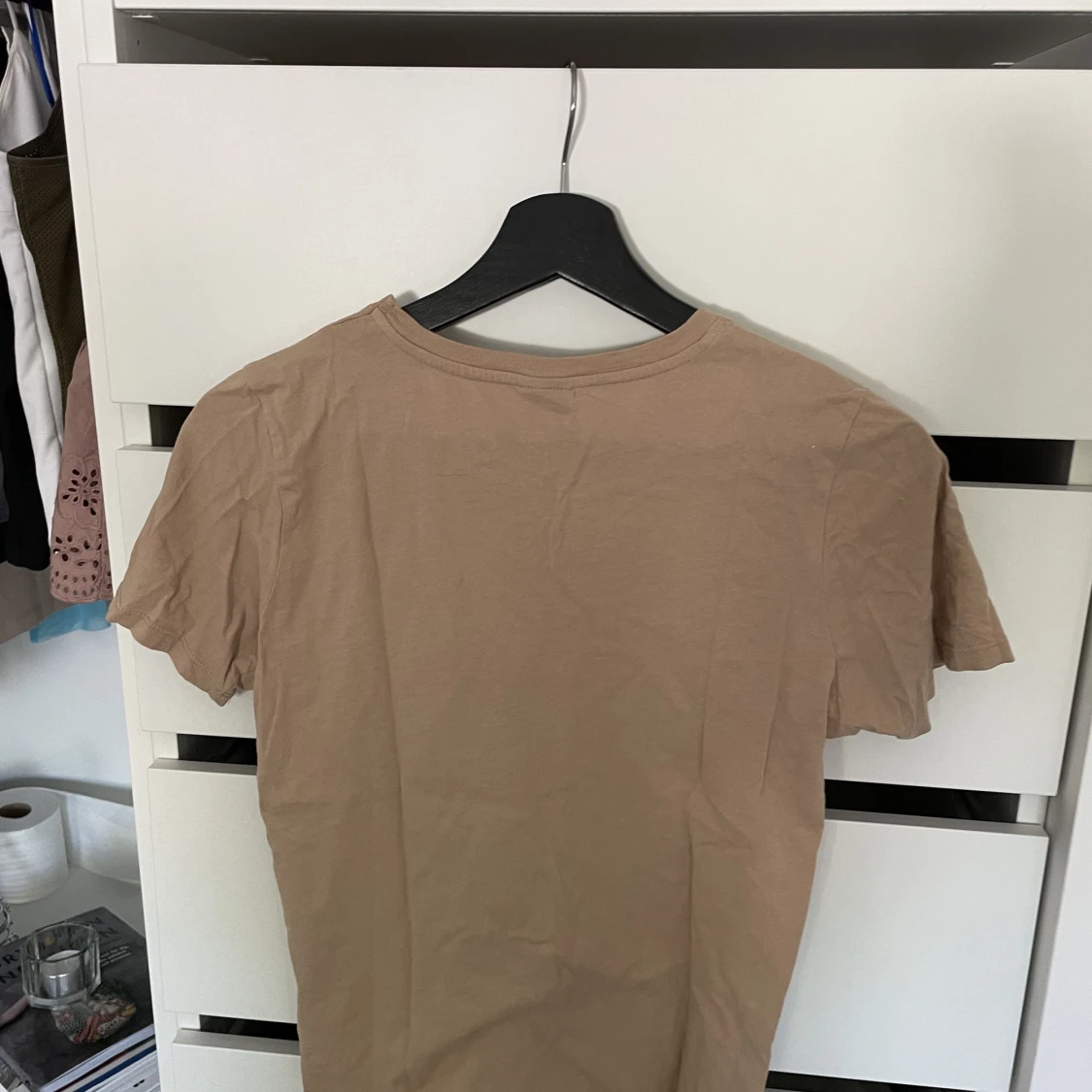 Beige T-shirt med tryck - 90