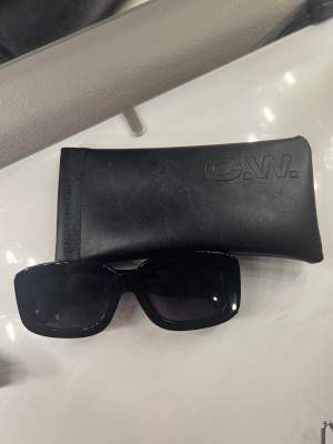 Säljer dessa super fina solglasögonen från Carin Wester. Säljer pågrund av att jag använder solbrillor för lite. Endast använda ett fåtal gånger. Använd inte köp direkt funktionen 