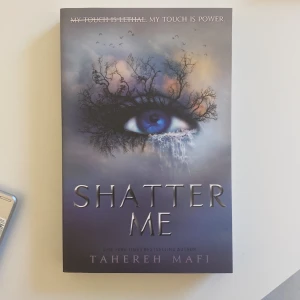 Shatter Me - Jag har köpt första boken sen bestämde mig att köpa serien med den andra versionen. Den är i bra skick. Jag har inte läst den så den ligger bara i min biblioteket. Den är helt ny. 