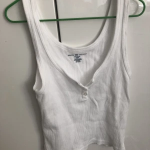 Linne  - Ett super fint linne från brandy Melville, finns ingen storlek eftersom dom har one size. Det är inte använts många gånger. Finns även i blå om ni kollar mina andra annonser.