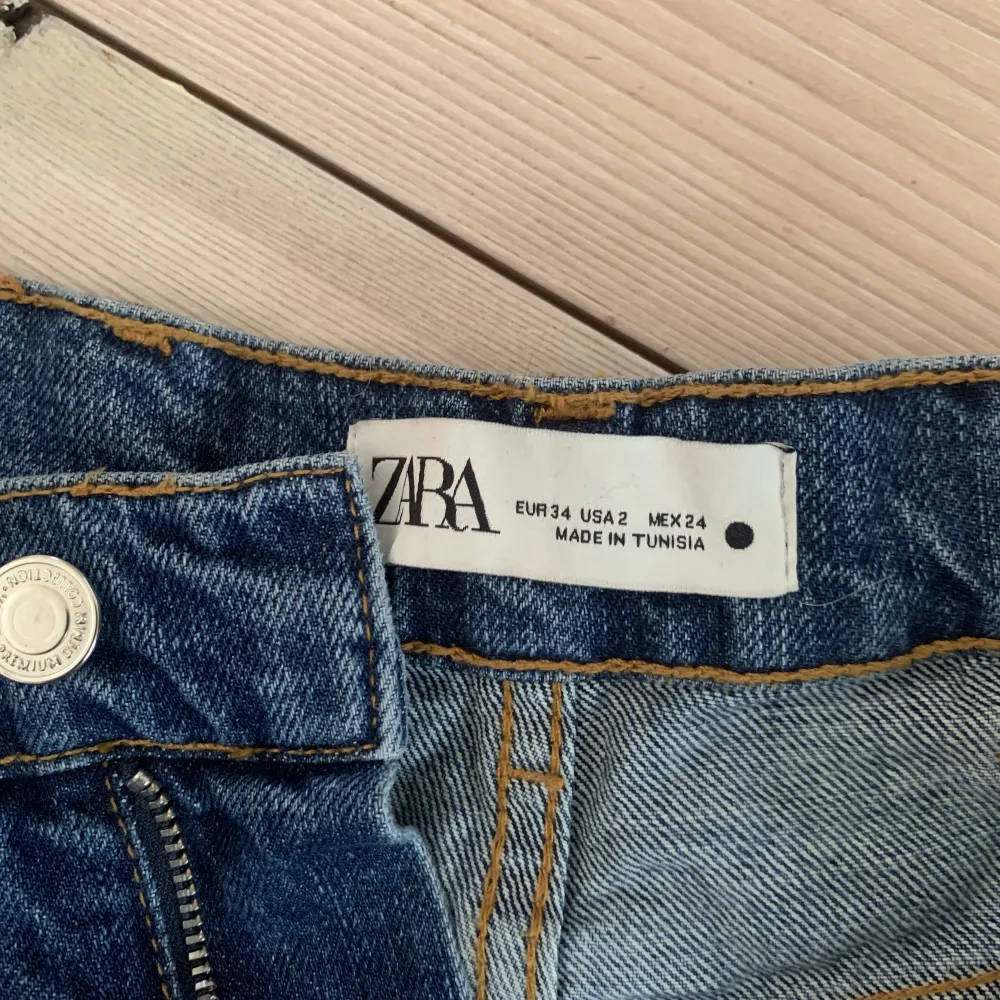 Ganska mörkblåa jeans från Zara. XS men ganska långa.. Jeans & Byxor.