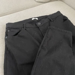 Jeans - Jeans från LINDEX i modellen VERA. Storlek 48 som motsvarar XL.  Nypris 499kr. Köparen står för frakten, pris kan diskuteras.